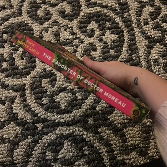 HOLIDAY SALE The Daughter of Doctor Moreau book - Picture 4 of 5